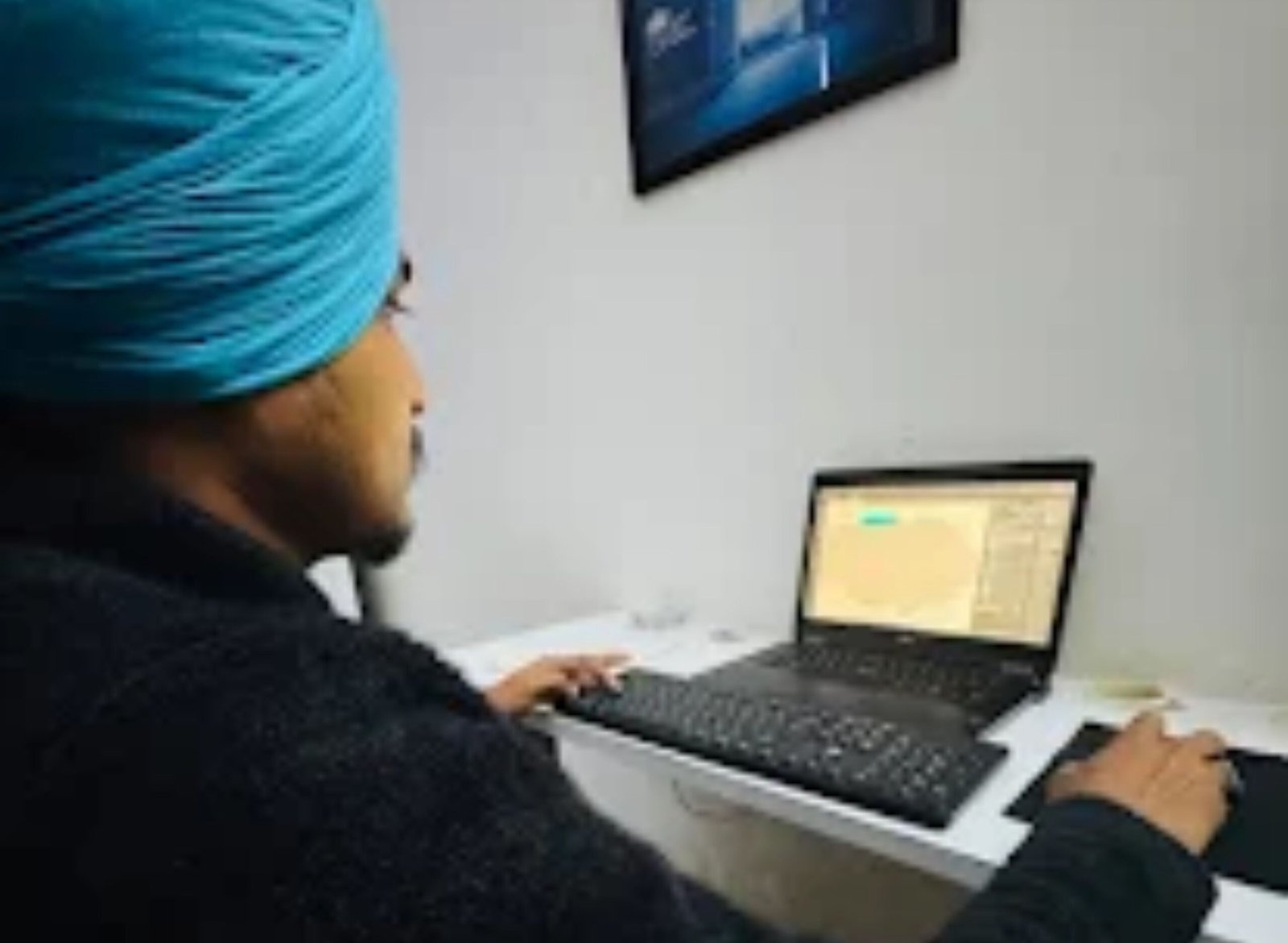 Student learning digital skills in sirsa. Digital marketing training in sirsa