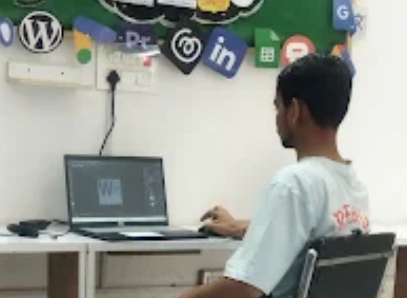 Student learning digital skills in sirsa. Digital marketing training in sirsa